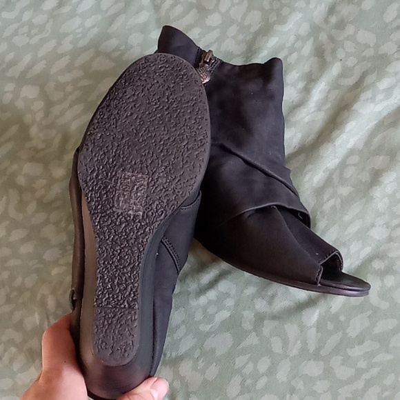 Sz8 Blowfish Leather Wedges LIKE NEW Charcoal, Zip with design Fish Pendant sexy - Picture 4 of 8